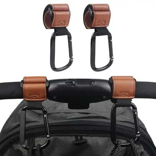 Produktbild: 2 Stück Kinderwagen-Haken-Clips, Kinderwagen-Aufhänger aus PU-Leder, Taschenhaken, Kinderwagen-Haken, Karabinerhaken für Kinderwagen, Kinderwagen-Clips, Handtaschen, universelle Passform(Braun)