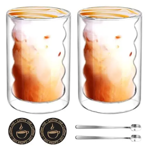Produktbild: 2er Set Doppelwandige GläSer mit 2 Löffeln und 2 Untersetzern, 350ML Doppelwandig aus Borosilikatglas, ThermogläSer für Latte,Tee,EIS,Eistee,Iced Americano (2pcs)