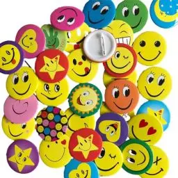 Produktbild: 40 Stück Smiley Pins Anstecker,Smile Face Anstecker Metall Buttons,Smile Buttons Anstecker, Individuelles Paket Smile Pin für Auszeichnungen Studenten Dekoration der Kostüme,45mm