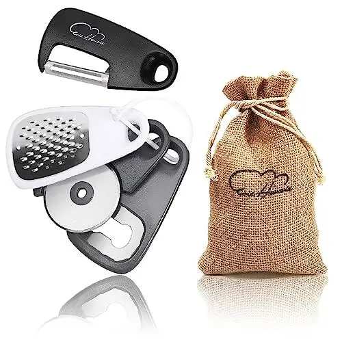 Produktbild: 5-Teiliges Küchenhelfer-Set – Platzsparendes Küchenutensilien Käse, Schokoladenreibe, Obst-Gemüse-Schäler, Flaschenöffner, Pizzaschneider, Jutebeutel Mit Geschenkset Mit Kordelzug……