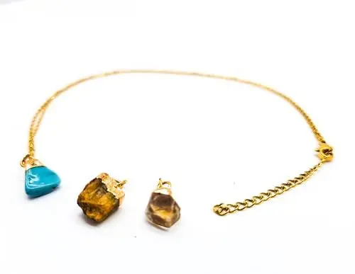 Produktbild: AB India Crafts Sternzeichen Geschenkset 3 Edelstein Anhänger mit Kette 18 K vergoldet im Om Schmuckbeutel | Schutz Energie Glück (Zwilling Anhänger Türkis Tigerauge Citrin)