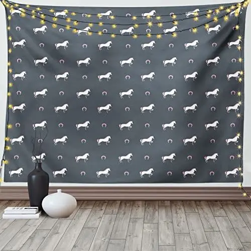 Produktbild: ABAKUHAUS Pferde Wandteppich, Tiermuster Sublime Mustang Silhouette Wildlife Hufeisen Abstrakt, aus Weiches Mikrofaser Stoff Wand Dekoration Für Schlafzimmer, 150 x 110 cm, Lila Grau Weiß Rosa