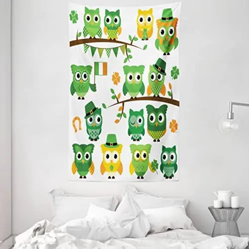Produktbild: ABAKUHAUS St. Patrick's Day Wandteppich, Irische Eulen Leprechaun Hüte auf Bäumen Kleeblatt Blätter Hufeisen, aus Weiches Mikrofaser Stoff Wand Dekoration Für Schlafzimmer, 140 x 230 cm, Grün und Weiß