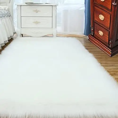 Produktbild: ABWXN Faux Lammfell Schaffell Teppich 60X90 cm Kunstfell Teppich Longhair Fell Flauschiger Bettvorleger Sofa Matte - Weiß