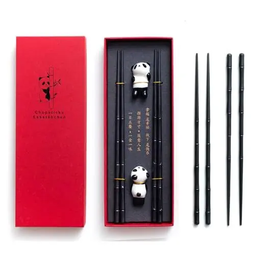 Produktbild: Achkey 2 Paar Essstäbchen mit 2 Chinesischen Panda Keramik Stäbchen Halter, Wiederverwendbare Fiberglas Spülmaschinenfeste Essstäbchen, 24cm rutschfeste Stäbchen in passenden Geschenkbox