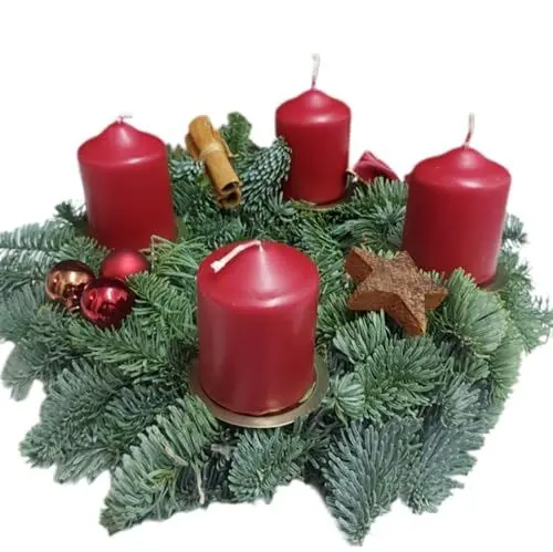 Produktbild: Adventskranz Bordeaux Ø30cm Natur Tannenkranz Kranz frische Tanne Adventsgesteck Weihnachtsgesteck Tischdeko Weihnachtskranz Weihnachten Weihnachtsdeko geschmückt mit 4 Kerzen 30 cm (Bordeaux)