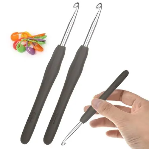 Produktbild: Aeeque 5,5 mm Häkelnadel, 2 Stücke Häkelnadel Set mit Zubehör, Aluminium Häkelnadeln mit Gummigriff, Weich TPR Häkelnadeln für Arthritis, Bunt Häkelnadel Metal zum Häkeln Schal, Pullover, Mützen