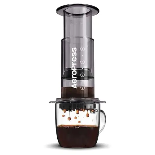 Produktbild: AeroPress Clear Schwarze Kaffeepresse – 3-in-1 Kaffeemaschine kombiniert French Press & Espresso – Vollmundiger Kaffee ohne Bitterkeit – Tragbare Mini-Kaffeemaschine für Camping & Reisen, Schwarz