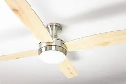Produktbild: aireRyder - Saturn Deckenventilator mit Beleuchtung und Fernbedienung | Leiser Ventilator mit dimmbarer LED Beleuchtung. Gehäuse in Nickel satiniert. ⌀132cm. (Silber, Wendeflügel in Pinie/Silber)
