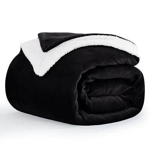 Produktbild: Aisbo Dicke Kuscheldecke Flauschig Schwarz - Extra Warme Decken für den Winter als Sofadecke Couchdecke 150x200 cm, XL Wohndecke aus hochwertige Sherpa Fleece, Soft Weich Blanket