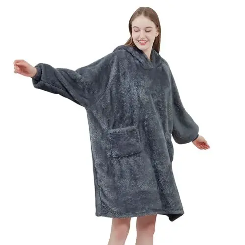 Produktbild: Aisbo Hoodie Decke mit Ärmeln und Kapuze - Kuschelpullover Tragbare Decke Kuscheldecke zum Anziehen als Geschenke für Frauen Damen, Warm Deckenpullover Erwachsene Flauschig Ärmeldecke Grau 95x85cm