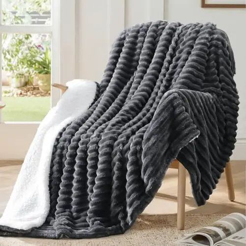 Produktbild: Aisbo Kuscheldecke Flauschig Decke Grau - Dicke Sherpa Decke Warm 150x200 cm XL als Sofadecke Couchdecke, Weich Kuschelige Cord Decke Wohndecke, Sofa Couch Decke Überwurf, Plüsch Decke Winter