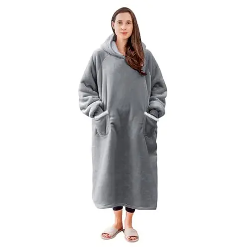 Produktbild: Aisbo Sherpa Hoodie Decke mit Ärmeln - Übergroße Tragbare Kuscheldecke mit Kapuze Blanket zum Anziehen Damen Erwachsene, Hellgrau Warme Dicke Ärmeldecke 130x82cm Herren als Geschenke