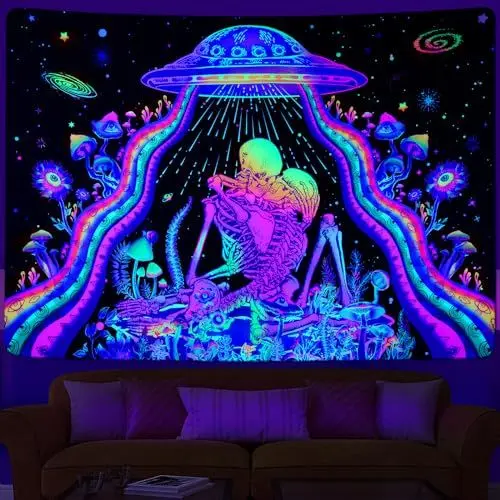 Produktbild: Alishomtll Schwarzlicht Wandteppich Bunt Paar Skelett UV reaktiv UFO Pilz Wandbehang Schädel Glühen im Dunkeln Galaxy Pflanzen Wandtuch für Schlafzimmer Wohnzimmer 210x150cm