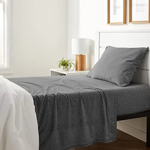 Produktbild: Amazon Basics 3-teiliges Baumwoll-Jersey-Bettlaken-Set, Spannbettlaken 152 x 203 cm & Bettlaken 229 x 259 cm mit 1 Kissenbezügen 51 x 76 cm, Dunkelgrau, einfarbig