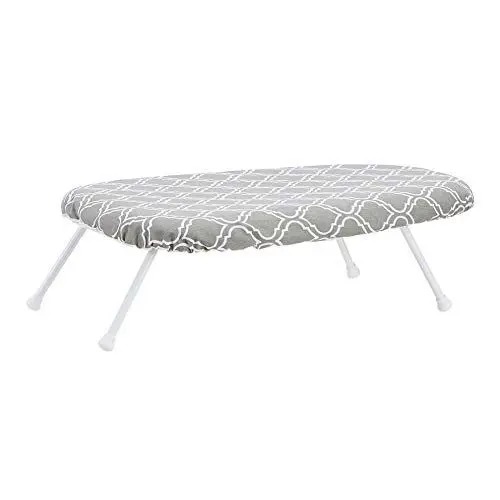 Produktbild: Amazon Basics Tisch-Bügelbrett mit klappbaren Beinen Spalier Abnehmbarer Bezug, Rankgitter, Chevron, 60 x 36 x 18 cm