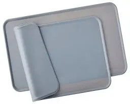 Produktbild: Amazon Basics Wasserabweisende Napfunterlage aus Silikon, Unterlage für Haustierfutter, 47 x 29 cm, Grau (2er-Pack), Einzelbett