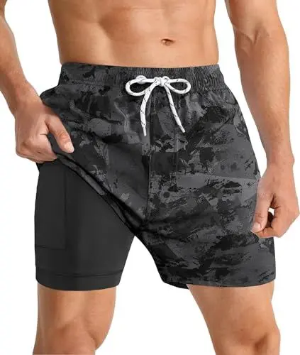 Produktbild: APTRO Herren Badehose Badeshorts Schwimmhose Board Shorts Kurz Schnelltrocknend 2 in 1 Strand Shorts mit InnenhoseGrau Camouflage MK323 M