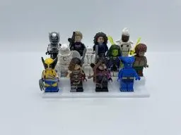 Produktbild: Aufsteller Vitrine Tribüne für Lego® Minifiguren (Weiß - Schwarze Plates, Für 12 Minifiguren)