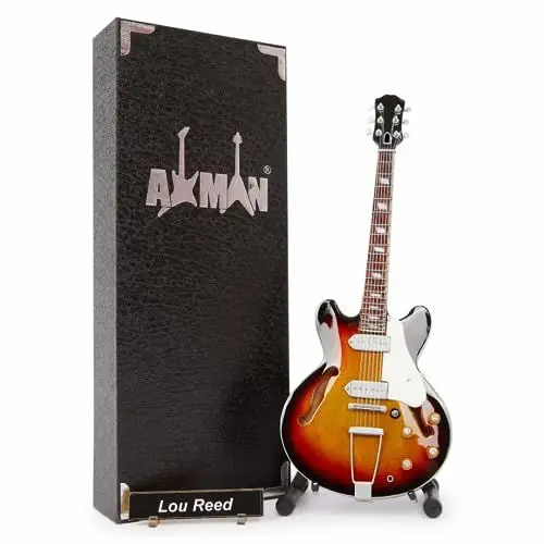 Produktbild: Axman Lou Reed (The Velvet Underground) Miniatur-Gitarren-Nachbildung – Musikgeschenke – Handgefertigte Ornamente im Maßstab 1/4 – inklusive Displaybox, Namensschild und Miniatur-Gitarrenständer