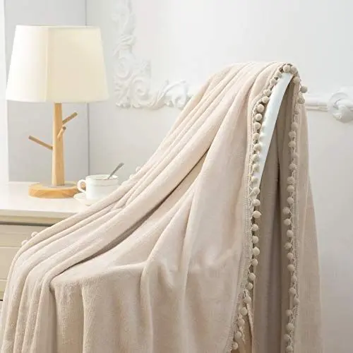 Produktbild: AYSW Flauschige Kuscheldecke mit Pompoms Einfarbig Beige 150x200cm - warm & weich Microfaser flanelle Fleecedecke, Falten-beständig Wohndecke/Sofadecke