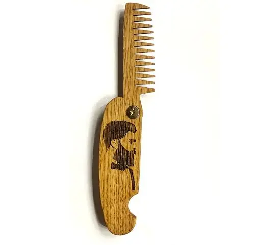 Produktbild: B4K Premium Holzkamm für Männer – Handgefertigt – Multifunktionaler Taschenkamm für Haare, Bart und Schnurrbart – Perfekt für Öle und Balsame – Reisegröße für unterwegs (Gravur Gentlemen aus Eiche)
