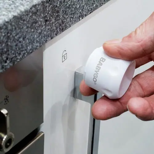 Produktbild: BABYGO® Babysicherheit Magnetisches Schrankschloss | 10 Schlösser, 8 Eckenschutz Stück, 2 Schlüssel | Unsichtbare Kindersicherung für Schrank und Schubladen | Weiß