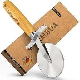 Produktbild: BAMBUA Pizzaschneider - (100% Plastikfrei) Pizzaroller mit edlem Bambusgriff - Hergestellt aus Moso-Bambus - Hochwertige Edelstahlklinge - Zum mühelosen Pizza schneiden - Premium Pizza Schneider