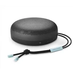 Produktbild: Bang & Olufsen Beosound A1 (2. Gen) – Kabelloser tragbarer IP67 wasserdichter Bluetooth-Lautsprecher mit 360-Grad-Sound, Alexa Voice Assistant & Speakerphone, 18 h Akkulaufzeit - Anthracite/Oxygen