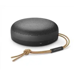 Produktbild: Bang & Olufsen Beosound A1 (2. Gen) – Kabelloser tragbarer IP67 wasserdichter Bluetooth-Lautsprecher mit 360-Grad-Sound, Alexa Voice Assistant & Speakerphone, 18 h Akkulaufzeit - Black Anthracite