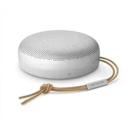 Produktbild: Bang & Olufsen Beosound A1 (2. Gen) – Kabelloser tragbarer IP67 wasserdichter Bluetooth-Lautsprecher mit 360-Grad-Sound, Alexa Voice Assistant & Speakerphone, 18 h Akkulaufzeit - Grey Mist