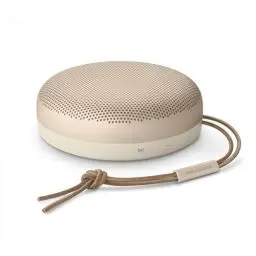 Produktbild: Bang & Olufsen Beosound A1 (2. Gen) – Kabelloser tragbarer IP67 wasserdichter Bluetooth-Lautsprecher mit 360-Grad-Sound, Alexa Voice Assistant & Speakerphone, 18 h Akkulaufzeit - Pink