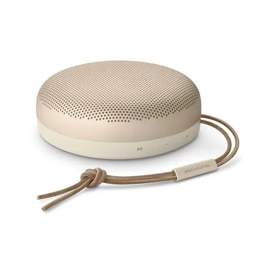 Produktbild: Bang & Olufsen Beosound A1 (2. Gen) – Kabelloser tragbarer IP67 wasserdichter Bluetooth-Lautsprecher mit 360-Grad-Sound, Alexa Voice Assistant & Speakerphone, 18 h Akkulaufzeit - Gold