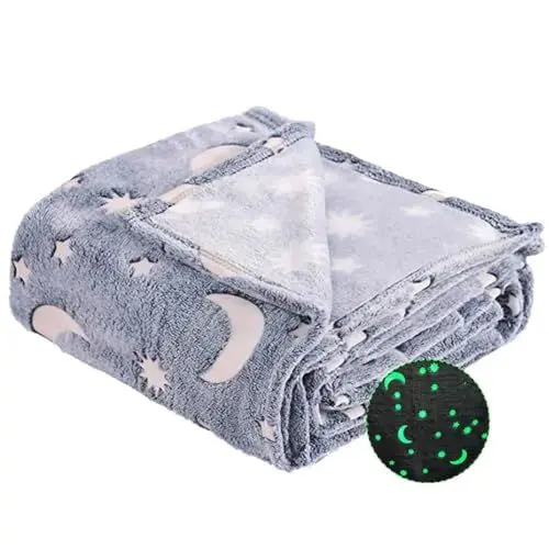Produktbild: BAOJULONG Kuscheldecke die im Dunkeln leuchtet, Behagliche und Weiche Wohndecke für Bett Couch und Sofa, Leuchtende Decke für Kinder und Erwachsene (29.5