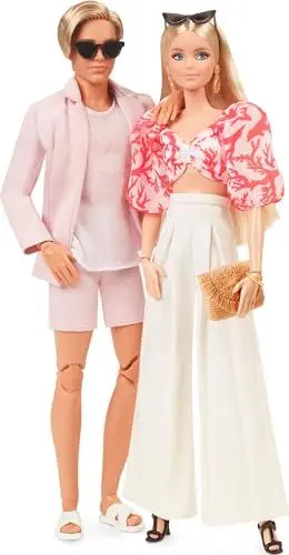 Produktbild: Barbie Made to Move Puppe - Zweierpack Ken mit luxuriöser Bademode und Accessoires, Puppenständer und Echtheitszertifikat, für Sammler und Fans ab 3 Jahren, HJW88