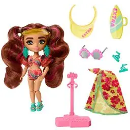 Produktbild: Barbie Extra Minis - Reisepuppe mit tropischem Badeanzug, Sarong und Accessoires wie Surfbrett-Tasche, Muschel-Sonnenbrille und Palmenblätterohrringen, für Kinder ab 6 Jahren, HPB18