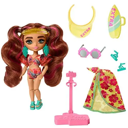 Produktbild: Barbie Extra Minis - Reisepuppe mit tropischem Badeanzug, Sarong und Accessoires wie Surfbrett-Tasche, Muschel-Sonnenbrille und Palmenblätterohrringen, für Kinder ab 6 Jahren, HPB18