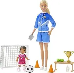Produktbild: Barbie GLM47 -Fußballtraining-Spielset mit Fußballtrainerin-Puppe (blond), Schülerinpuppe und Zubehör: Fußball, Klemmbrett, Tornetz, Kegel, Bank +mehr, Spielzeug für Kinder ab 3 Jahren