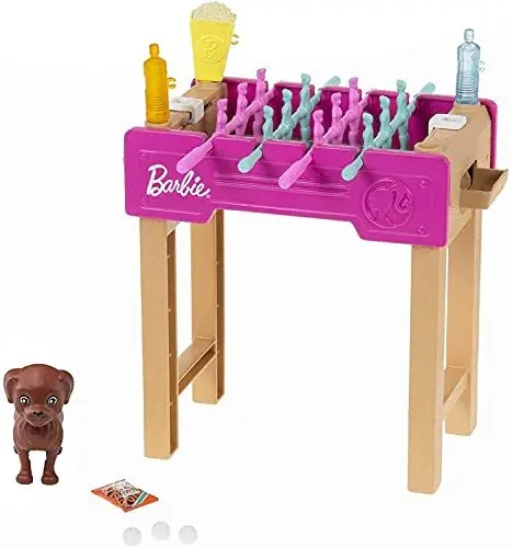 Produktbild: Barbie GRG77 - Mini-Spielset mit Haustier, Zubhörteilen und funktionierendem Tischfußball-Spiel, Thema Spielabend, Geschenk für Kinder von 3 bis 7 Jahren