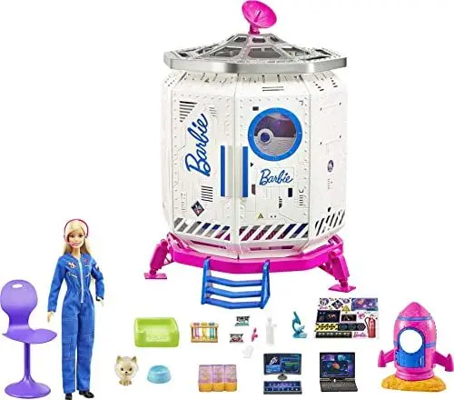 Produktbild: Barbie GXF27 - Weltraumabenteuer Raumstation, Raumfahrtpuppe, Hündchen, Arbeitsstation, Weltraumszenen, 20 Zubehörteile, Spielzeug Geschenk für Kinder ab 3 Jahren