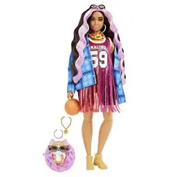 Produktbild: Barbie HDJ46 - Extra Puppe in Basketball Trikot Kleid & Zubehör, mit Haustier Corgi, extra langes gekräuseltes Haar mit rosa Strähnen & Flexible Gelenke, Spielzeug Geschenk für Kinder ab 3 Jahren