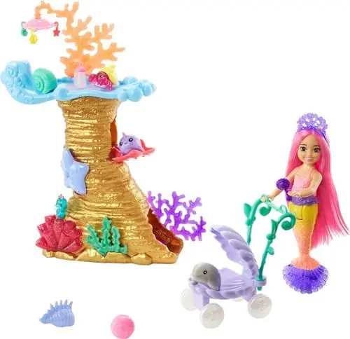 Produktbild: Barbie HHG58 - Meerjungfrauen Power Chelsea Meerjungfrau Puppe (Pinke Haare) Spielset mit 4 Haustieren, Korallenriff und diversem Zubehör, Spielzeug für Kinder ab 3 Jahren