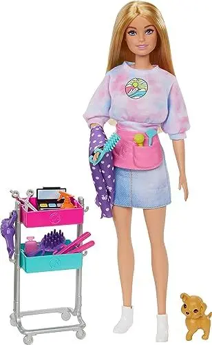 Produktbild: Barbie On Set Malibu Puppe und Zubehör - Frisierwagen, Haar- und Make-up-Accessoires, Schürze, Hündchen, für Kinder ab 3 Jahren, HNK95