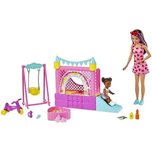 Produktbild: Barbie Skipper Babysitter Inc Bounce House, 1x Puppe Skipper mit braunen und lila Haaren, 1x Kleinkind mit braunen Zöpfen, Schaukel, Rutsche, Zubehör, Geschenk für Kinder ab 3 Jahren