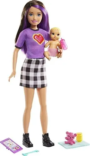 Produktbild: Barbie Skipper Babysitter Inc, Skipper mit braunen und lila Haaren, Baby mit blonden Haaren, Barbie Zubehör, Löffel, Flasche, insgesamt 2 Puppen, Geschenk für Kinder, Spielzeug ab 3 Jahre,GRP11