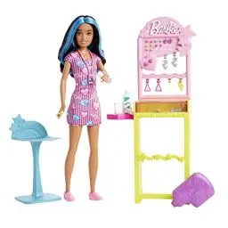 Produktbild: Barbie Skipper Erste Jobs Puppe und Accessoires - Station zum Ohrlochstechen, 10 Paar Ohrringe, Desinfektionsmittel, Wattepads, für Kinder ab 3 Jahren, HKD78