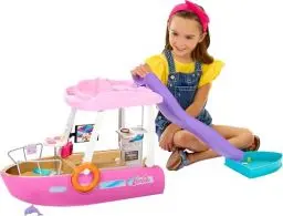 Produktbild: Barbie Traumboot Spielset, Rutsche und Schwimmzeug, 20+ Barbie-Zubehörteile, ohne Barbie-Puppe, als Geschenk für Kinder ab 3 Jahren geeignet, HJV37