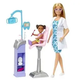 Produktbild: Barbie Zahnärztin-Puppe - Zahnarztpraxis-Spielset mit 2 Puppen, Behandlungsstuhl, Instrumentenwagen und Zubehörteilen für EIN strahlendes Lächeln und grenzenlosen Spielspaß, HKT69
