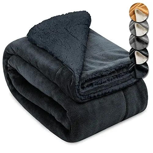 Produktbild: Beautissu Sherpa Decke Wohndecke Kuscheldecke 150x200cm Anthrazit – Warme & Dicke Winterdecke Fleecedecke Lammfell-Optik – Flauschige XL Kuscheldecke Sofa Überwurf Couch Decke – Alina