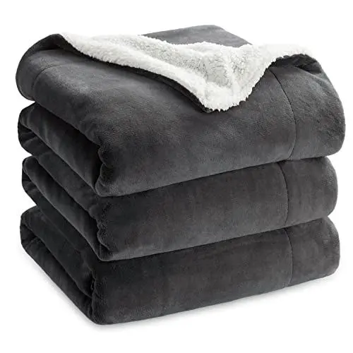 Produktbild: BEDSURE Kuscheldecke - Warm Sherpa Wolldecke & Sofadecke, Flauschig Sofaüberwurf Decke, Dicke Couchdecke, Fleecedecke, Flauschige Wohndecke für Couch, Anthrazit, 220x240 cm, XXL